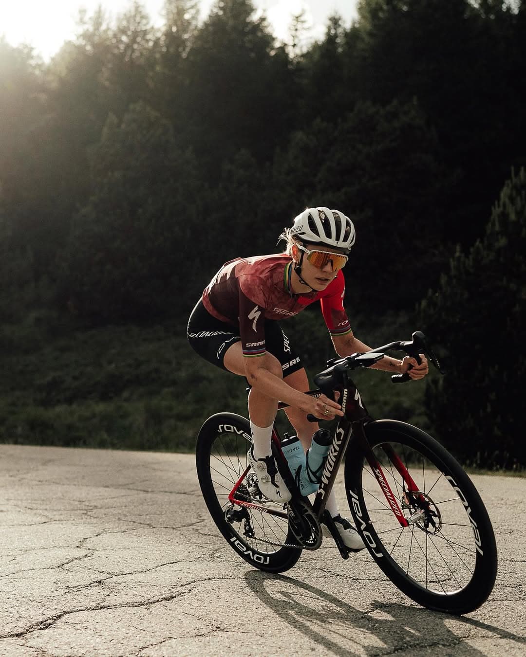 Cassandre Beaugrand sur un vélo Specialized en tenue de course.