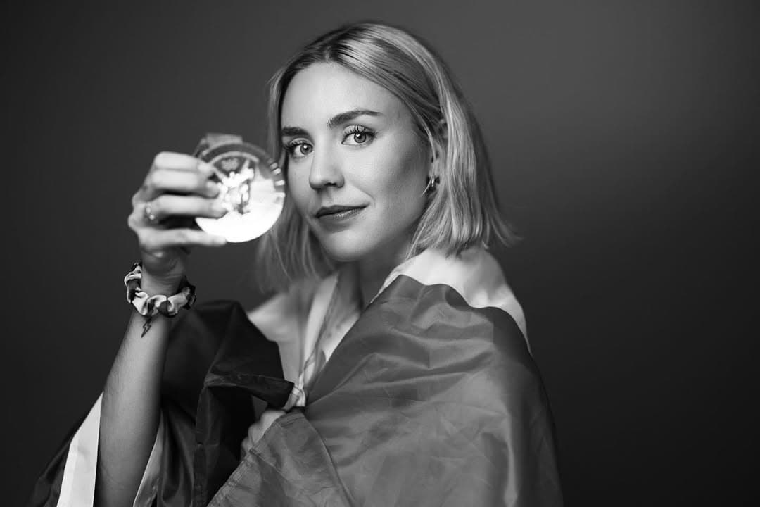 Cassandre Beaugrand, portrait éditorial tenant sa médaille olympique.