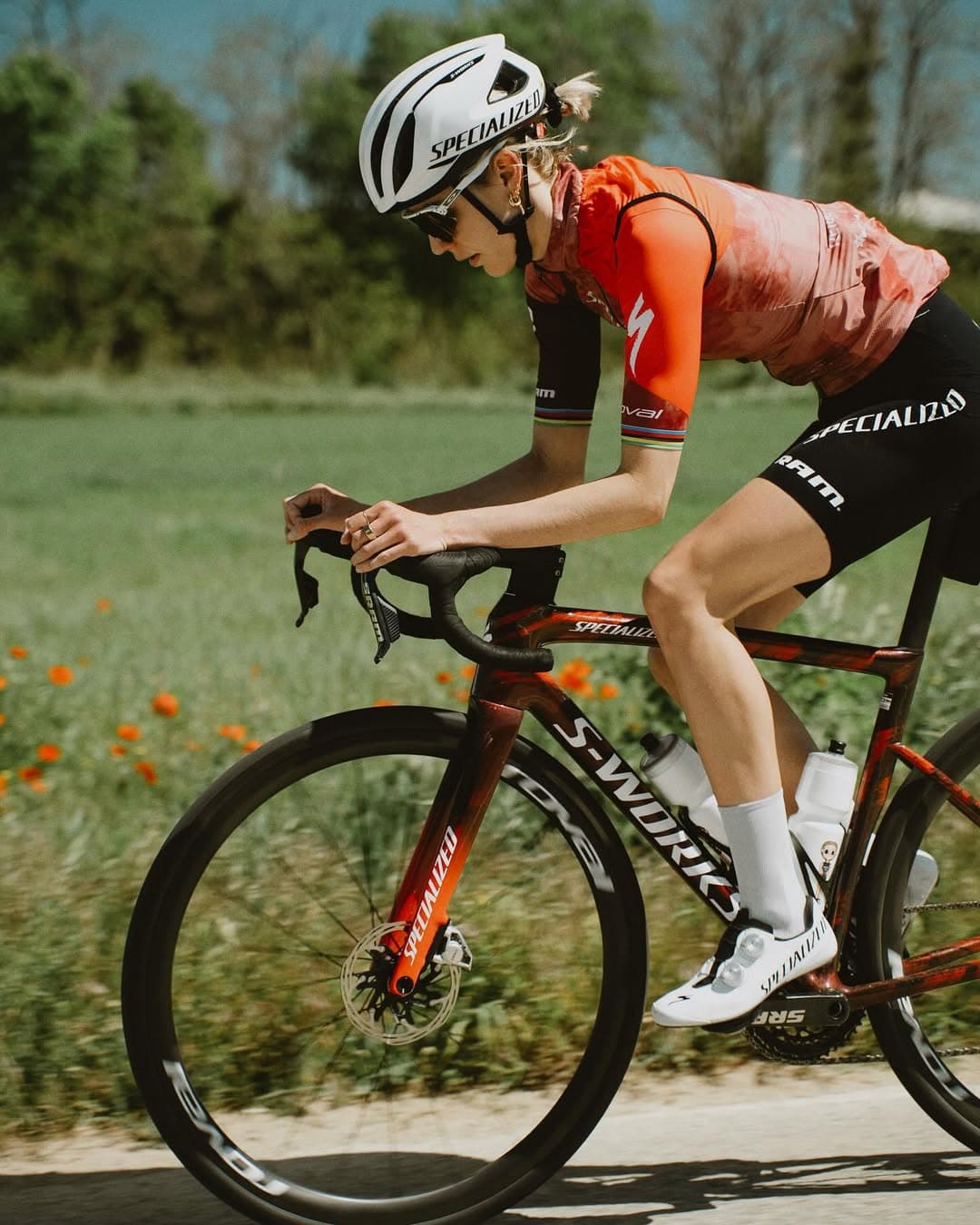 Sur le vélo, en tenue de course, vue en contre-plongée.